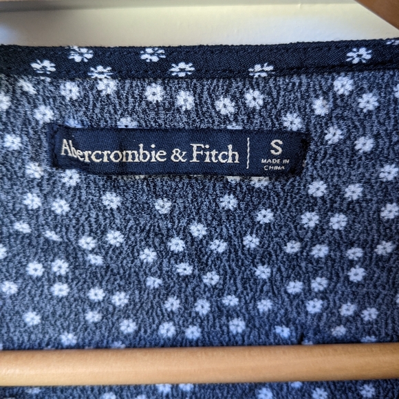 Abercrombie long sleeve tie front top - Picture 2 of 3